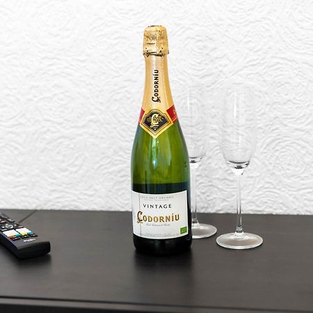Stylish 3 Bedroom House - 6 Guests - Garden - Parking - Netflix - Wifi - 17M Birmingham Eksteriør bilde