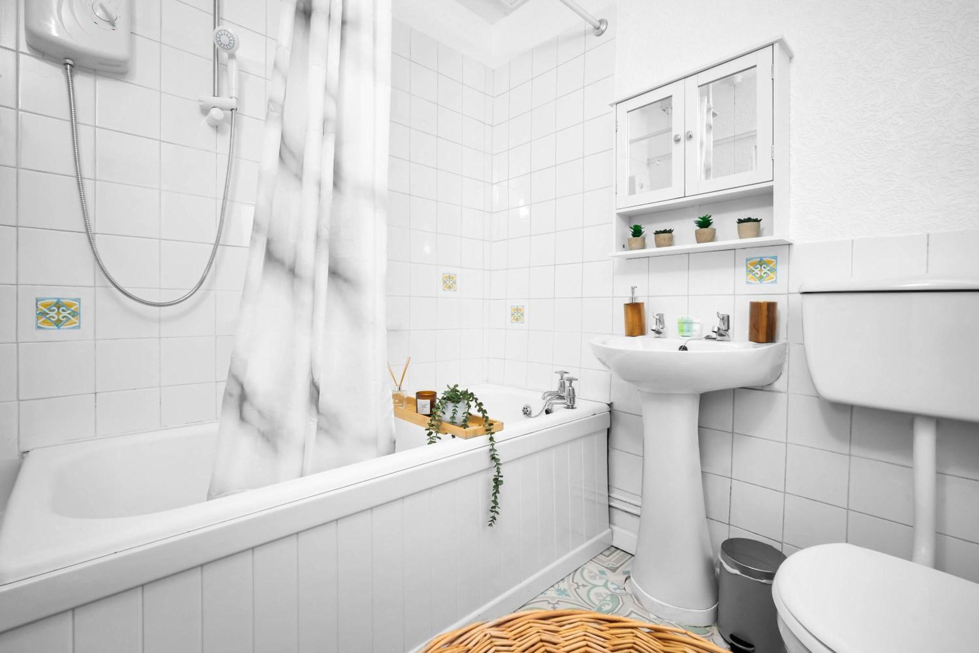Stylish 3 Bedroom House - 6 Guests - Garden - Parking - Netflix - Wifi - 17M Birmingham Eksteriør bilde